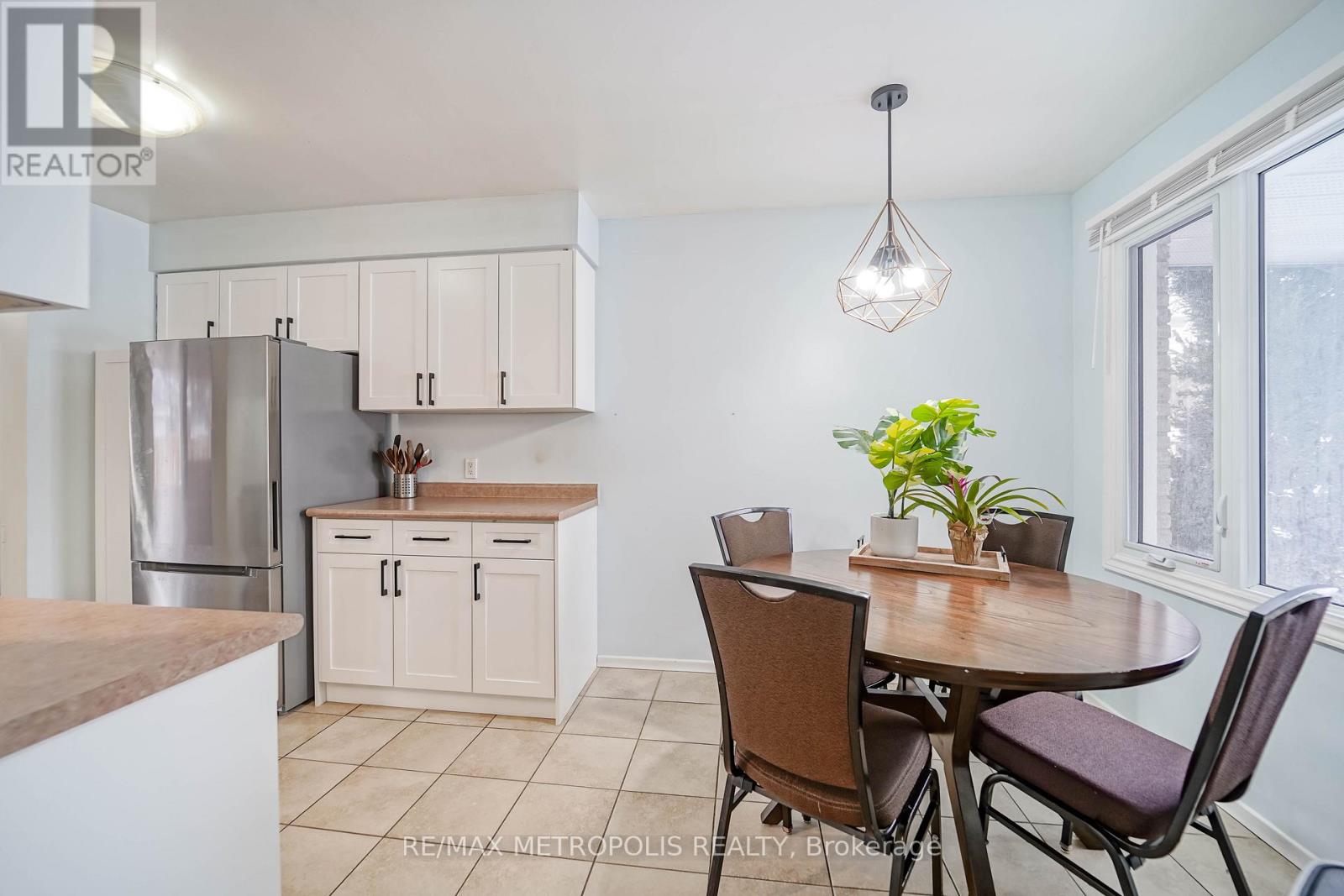 2 - 455 Kingscourt Drive, Waterloo, Ontario  N2K 3R5 - Photo 4 - X12656486