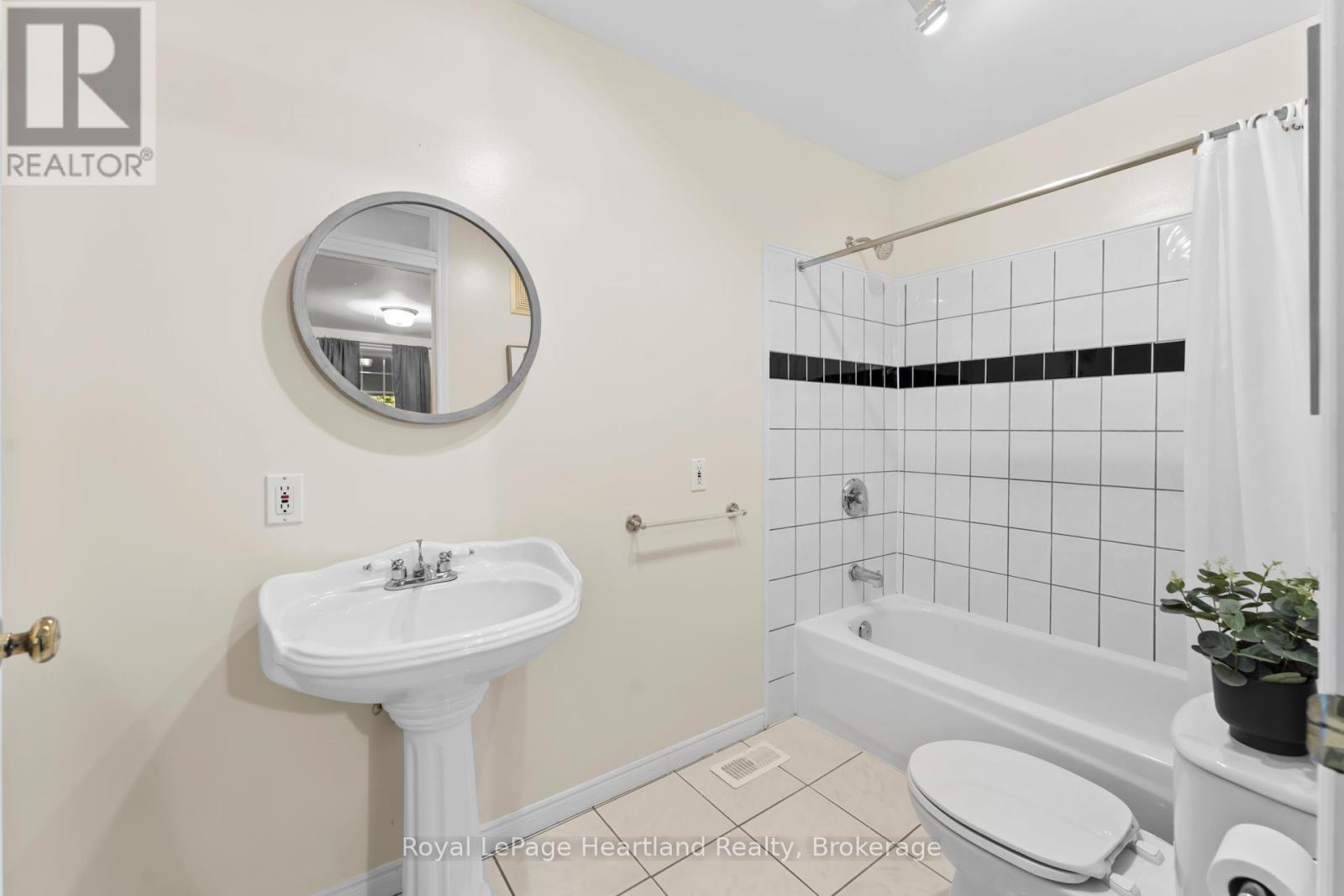 5 The Square, Bluewater, Ontario  N0M 1G0 - Photo 12 - X12419523