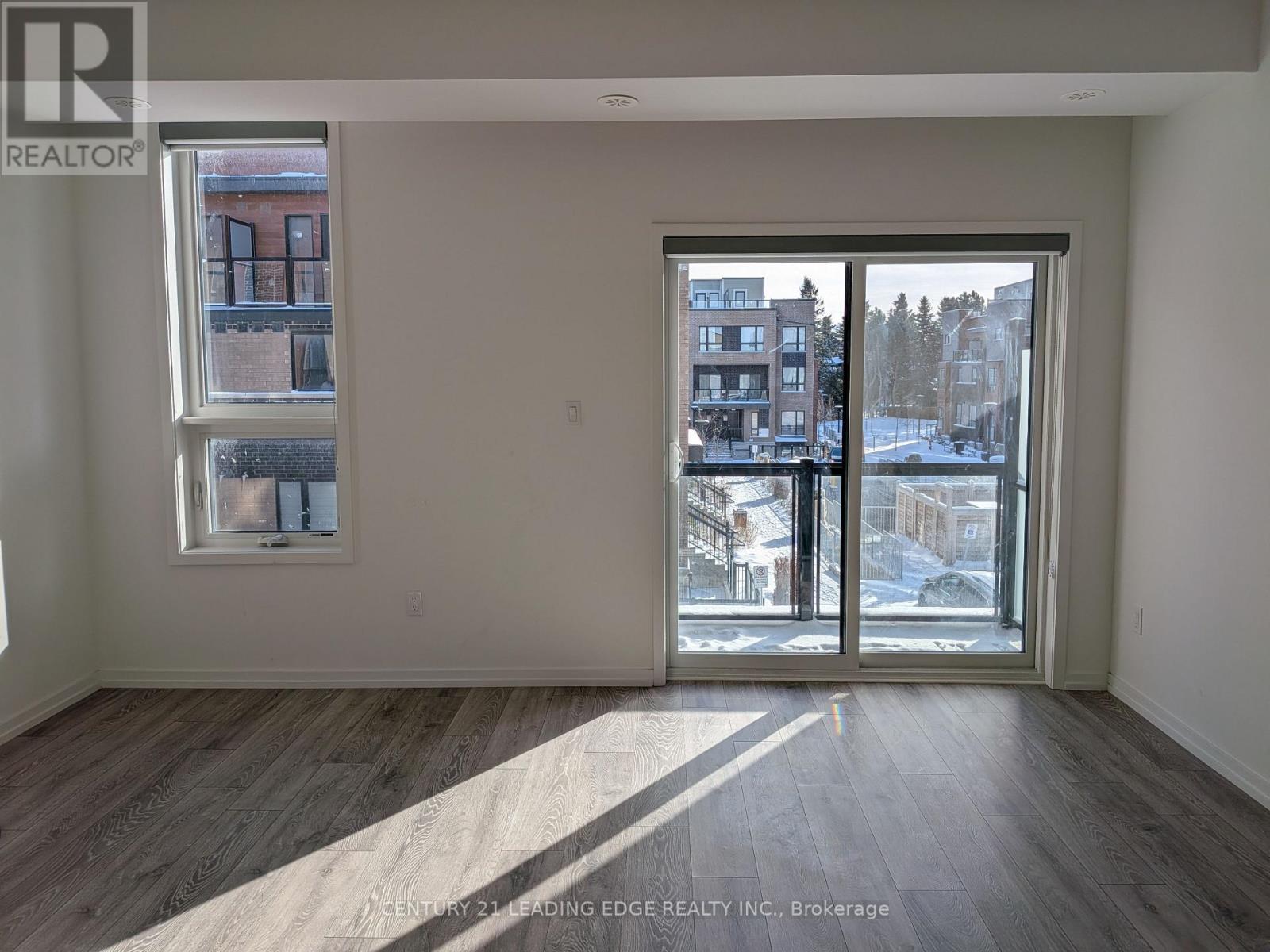 25 - 16 LYTHAM GREEN CIRCLE, Newmarket, Ontario