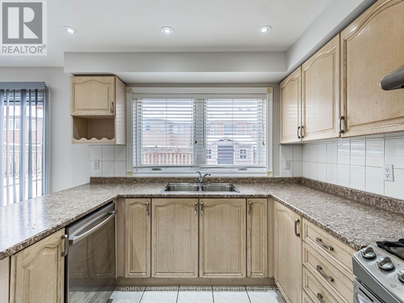 54 Hollybush Street, Brampton, Ontario  L6R 1A6 - Photo 17 - W12656650