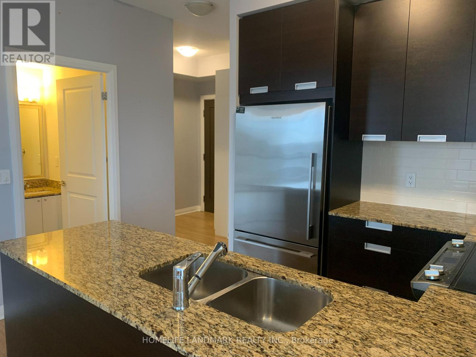 802 - 55 Eglinton Avenue W, Mississauga, Ontario  L5R 0E4 - Photo 5 - W12656672