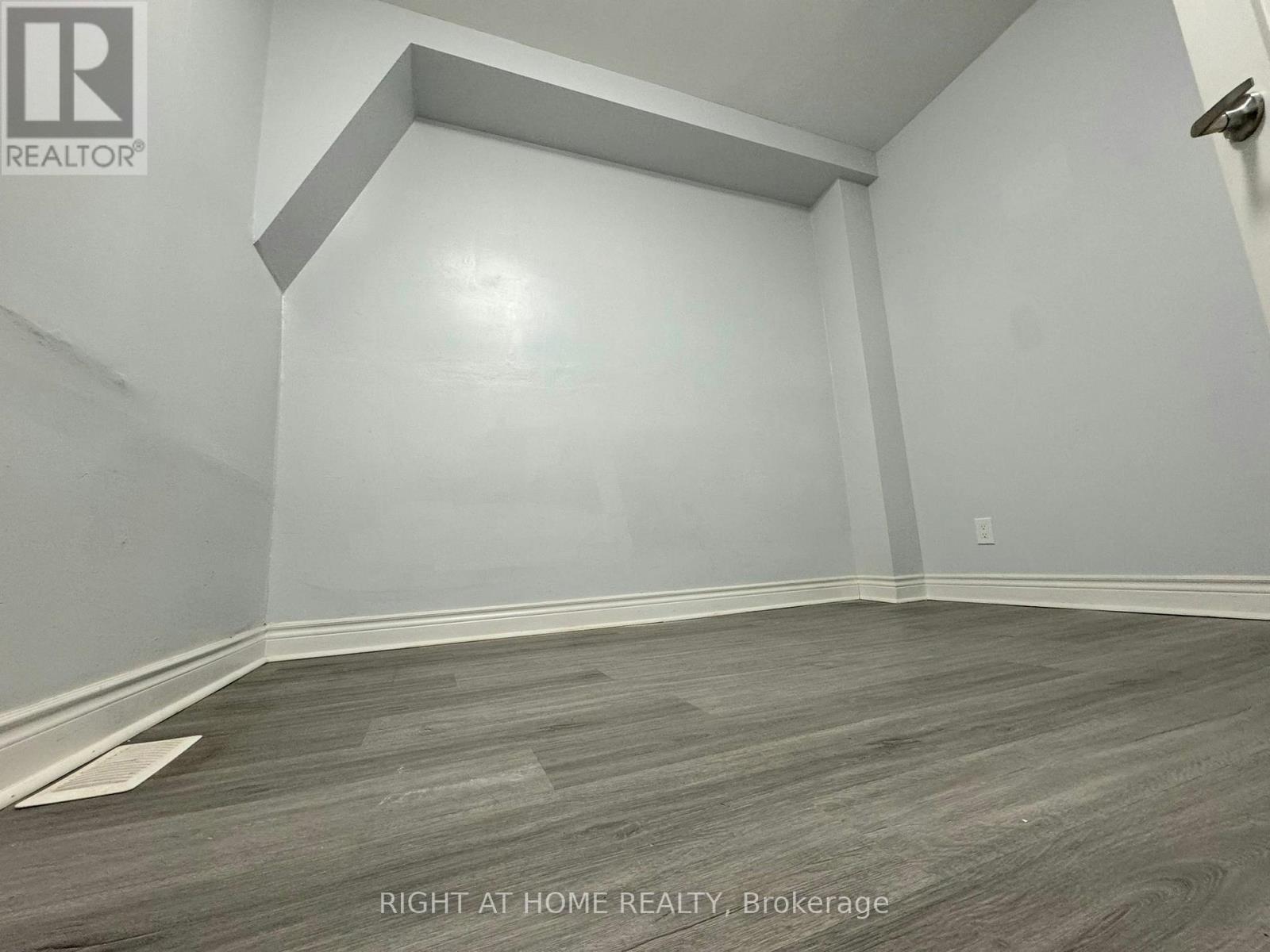 Lower - 2 Emerson Avenue, Toronto, Ontario  M6H 3S8 - Photo 6 - W12656692