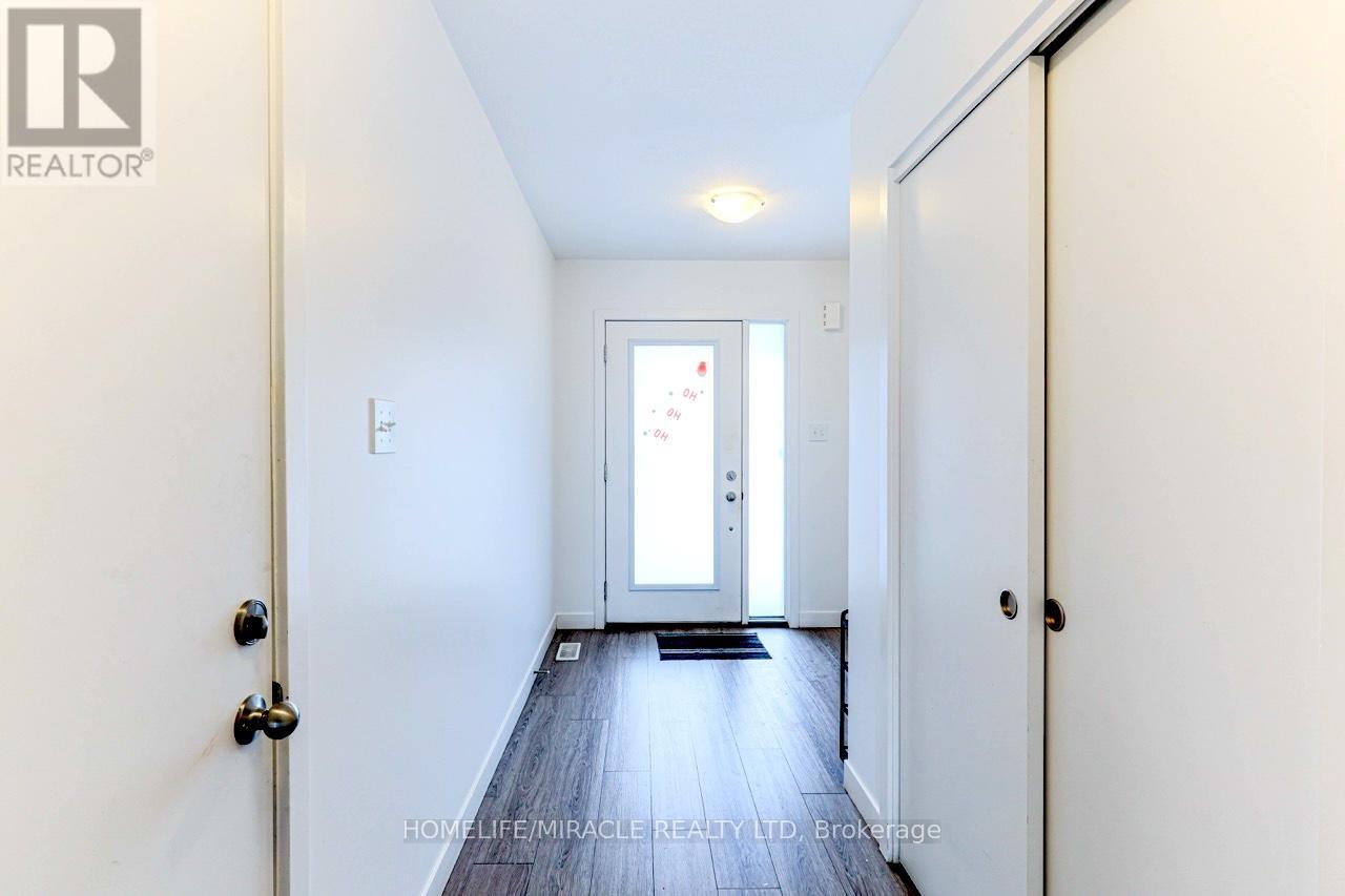 105 Pony Way, Kitchener, Ontario  N2R 0R8 - Photo 5 - X12656654