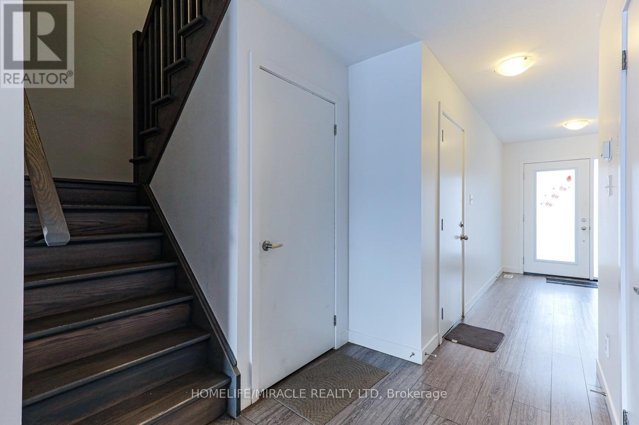 105 Pony Way, Kitchener, Ontario  N2R 0R8 - Photo 8 - X12656654