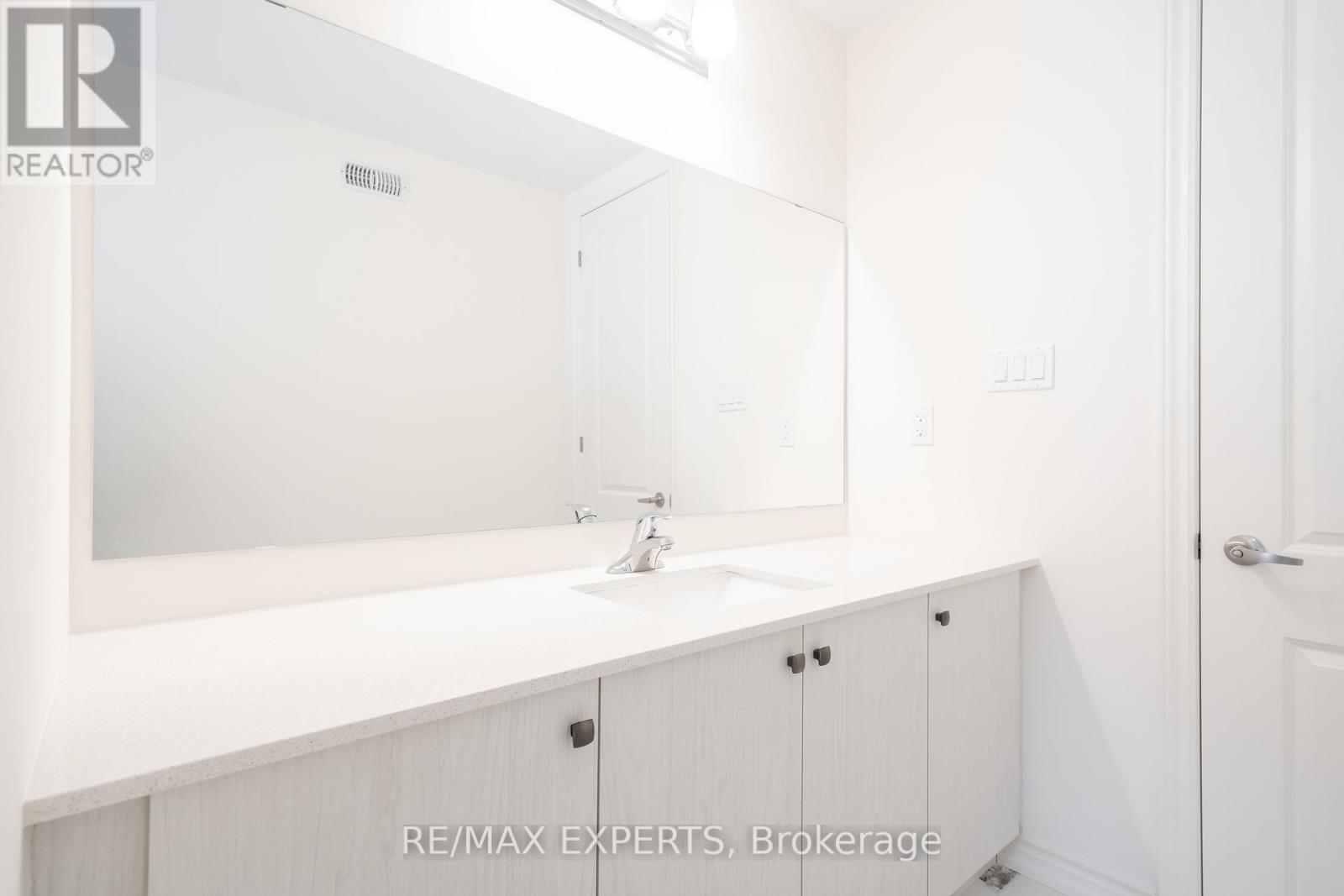 #2nd Flr - 54 Debois Street, Kawartha Lakes, Ontario  K9V 0S5 - Photo 18 - X12656446