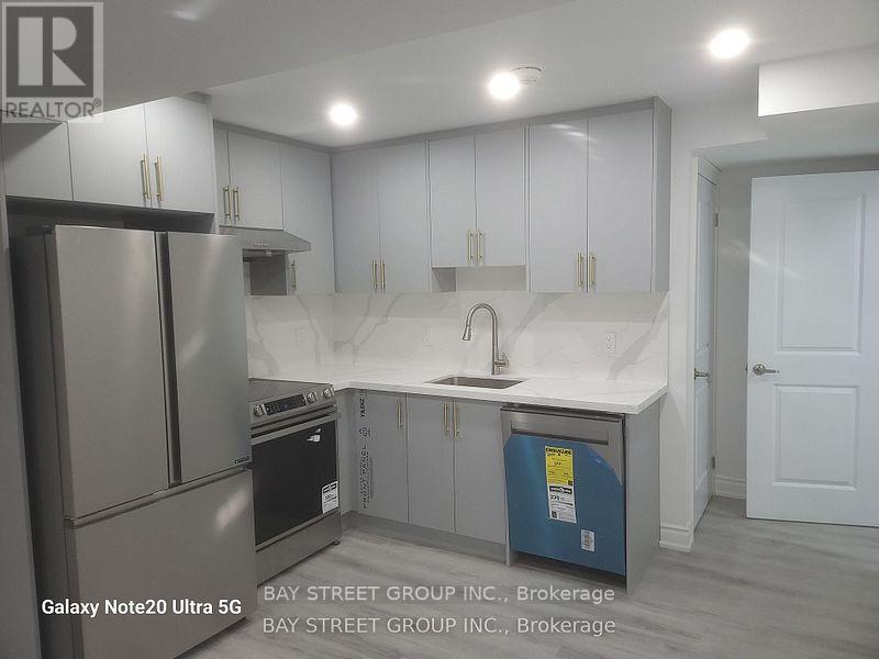 Unit 2 - 43 Herefordshire Crescent, Newmarket, Ontario  L9N 0B7 - Photo 5 - N12656724