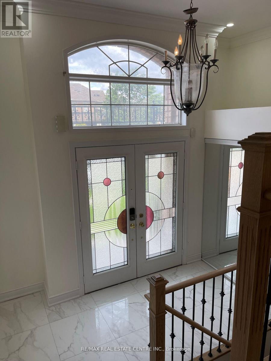 204 Van Scott (Upper) Drive, Brampton, Ontario  L7A 1V8 - Photo 2 - W12656740