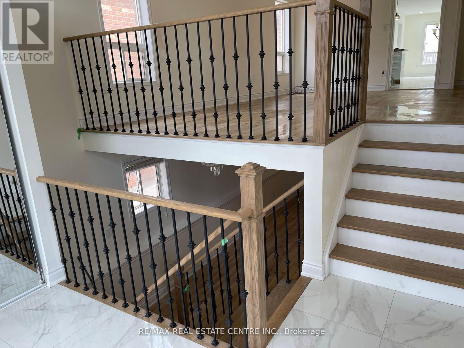 204 Van Scott (Upper) Drive, Brampton, Ontario  L7A 1V8 - Photo 3 - W12656740