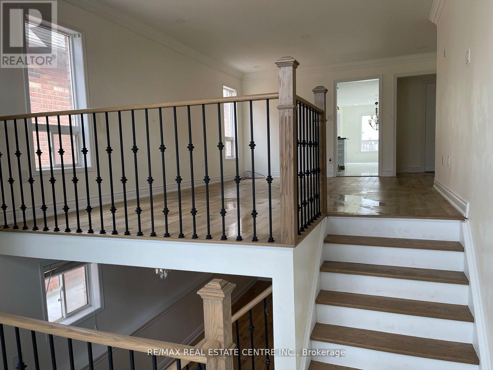 204 Van Scott (Upper) Drive, Brampton, Ontario  L7A 1V8 - Photo 4 - W12656740