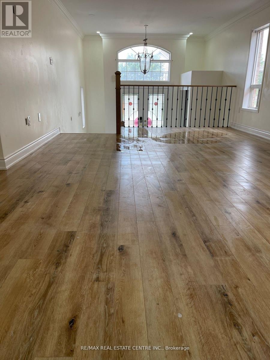 204 Van Scott (Upper) Drive, Brampton, Ontario  L7A 1V8 - Photo 5 - W12656740