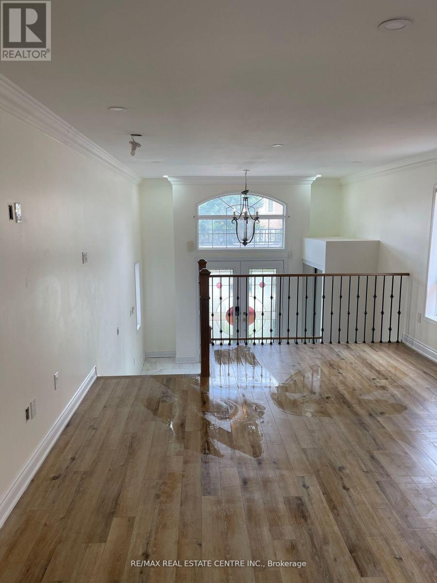 204 Van Scott (Upper) Drive, Brampton, Ontario  L7A 1V8 - Photo 7 - W12656740