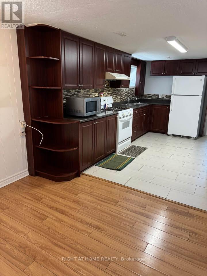 B - 190 Cabana Drive, Toronto, Ontario  M9L 1L3 - Photo 2 - W12656780