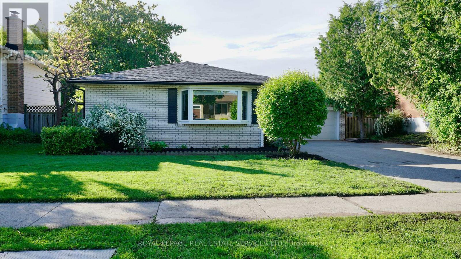 26 Miller Road, Oakville, Ontario  L6H 1J6 - Photo 2 - W12656792