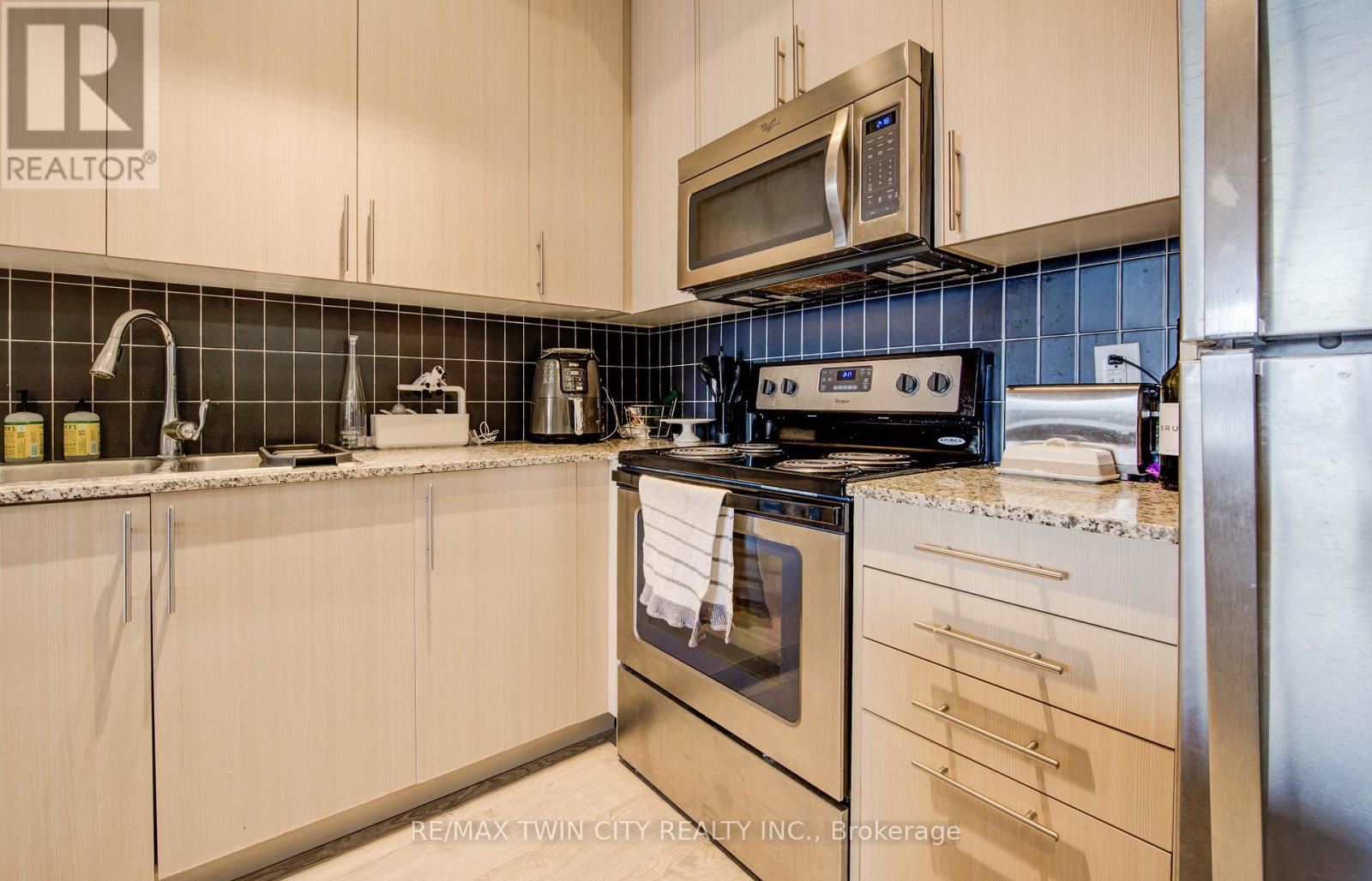 112 - 85 Duke Street, Kitchener, Ontario  N2H 0B7 - Photo 10 - X12656290