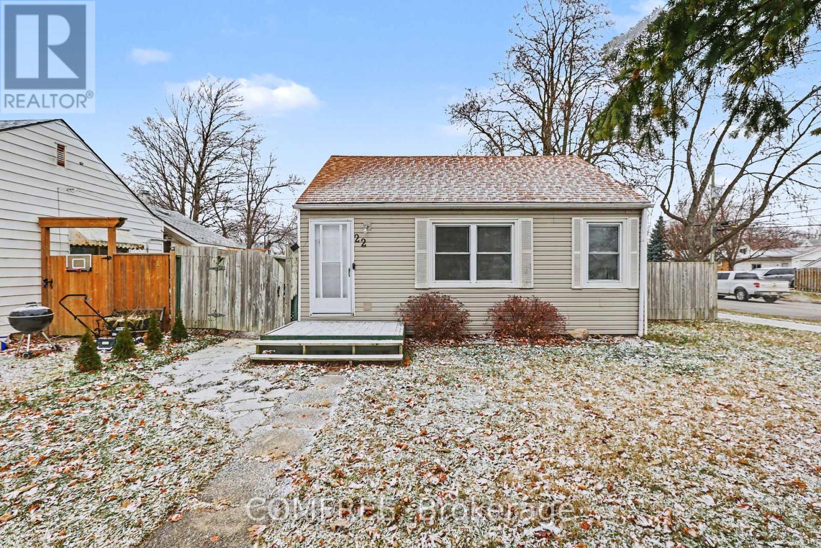 22 Bond Avenue, Chatham-Kent, Ontario  N0P 2L0 - Photo 1 - X12656838