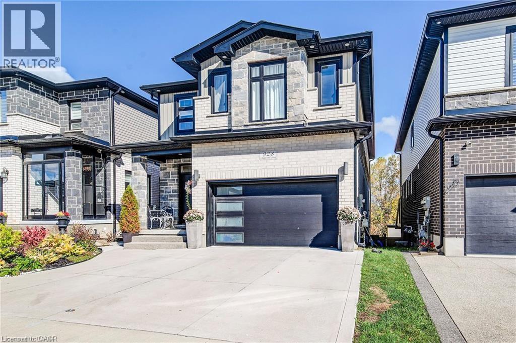 928 Chapel Hill Court, Kitchener, Ontario  N2R 0P4 - Photo 3 - 40793065