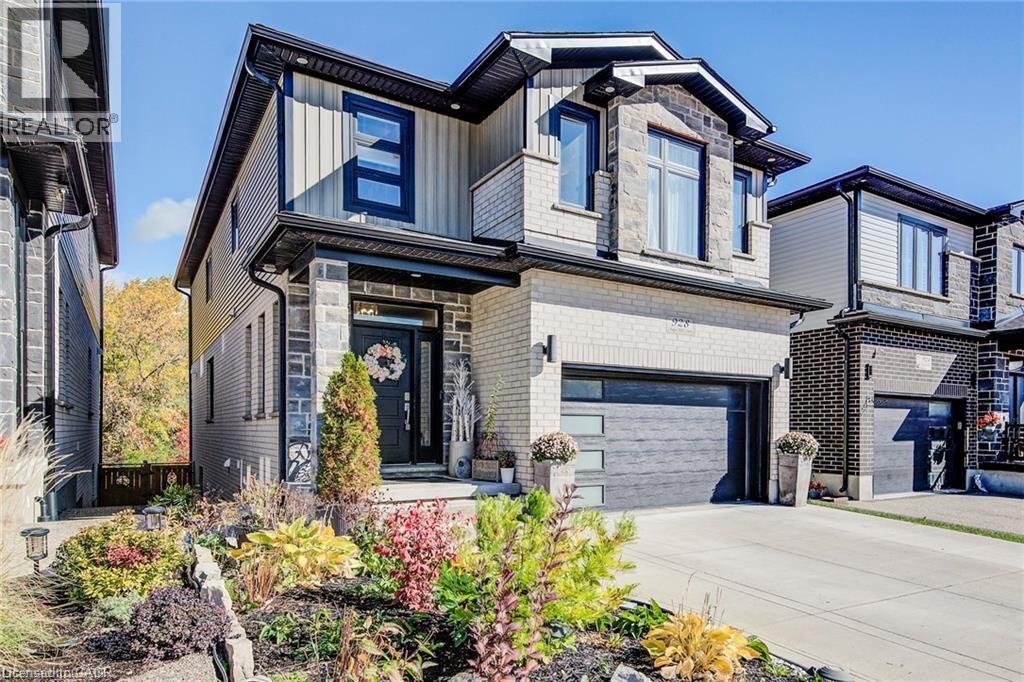 928 Chapel Hill Court, Kitchener, Ontario  N2R 0P4 - Photo 4 - 40793065