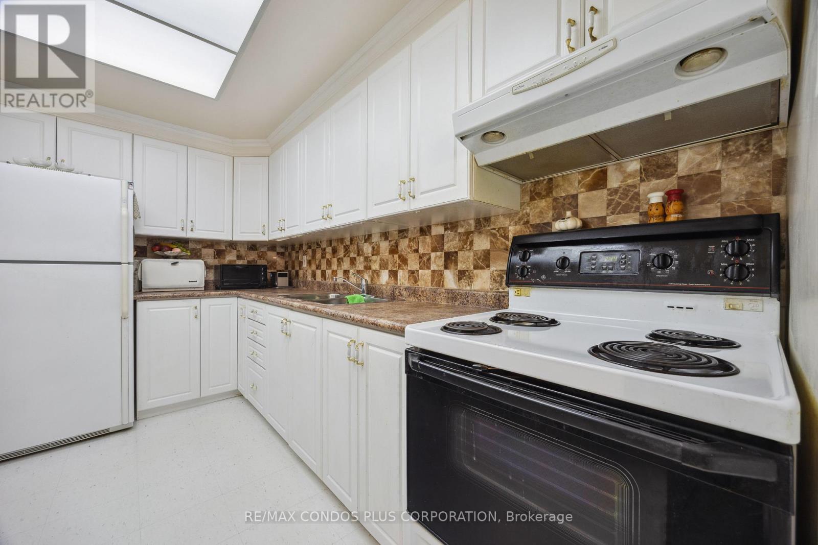 902 - 62 Wellesley Street W, Toronto, Ontario  M5S 2X3 - Photo 10 - C12656826