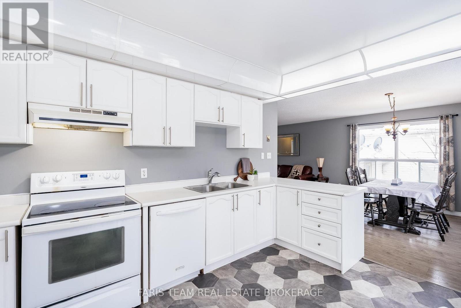 5 Harbour Crescent, Wasaga Beach, Ontario  L9Z 1G4 - Photo 7 - S12656958