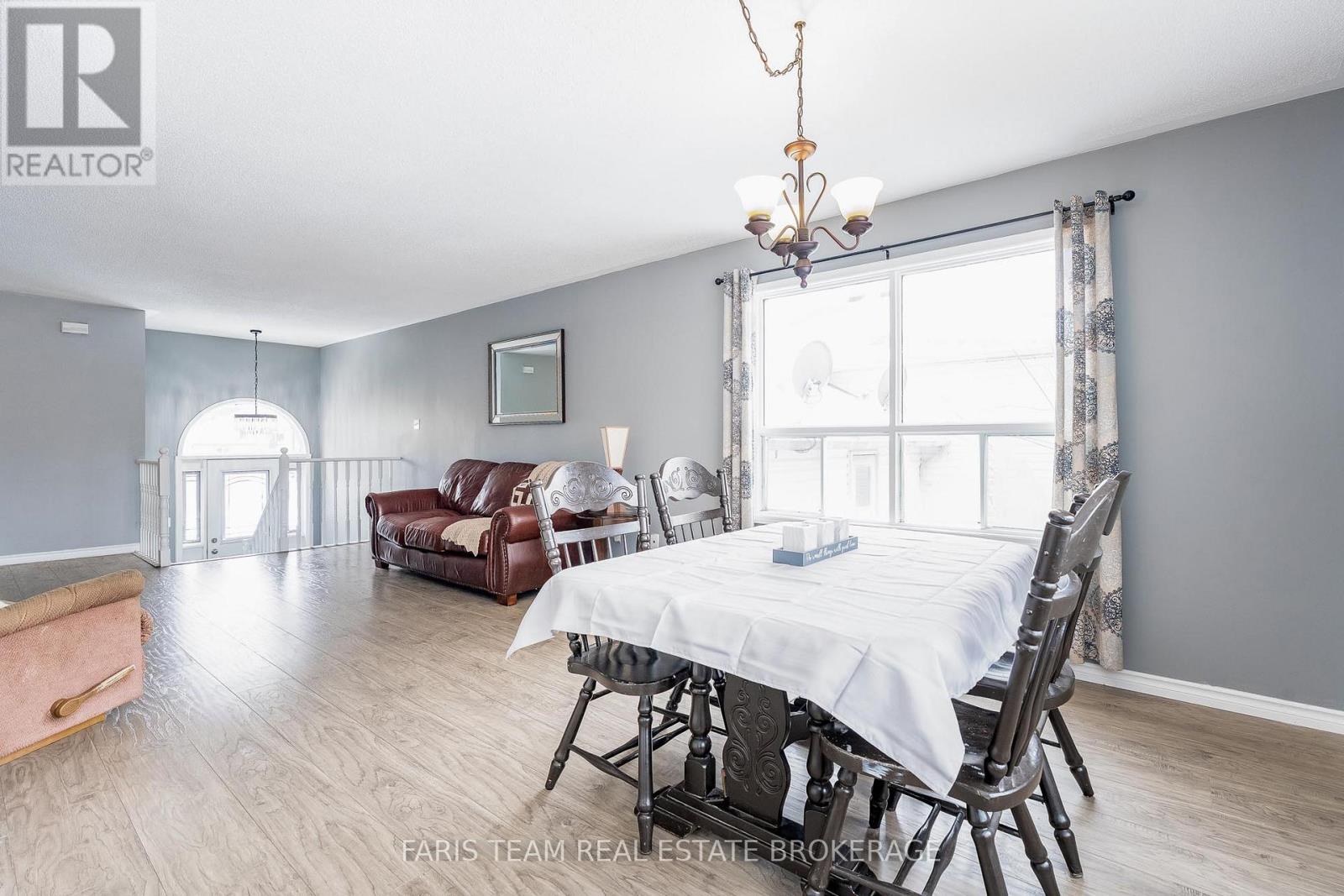 5 Harbour Crescent, Wasaga Beach, Ontario  L9Z 1G4 - Photo 9 - S12656958