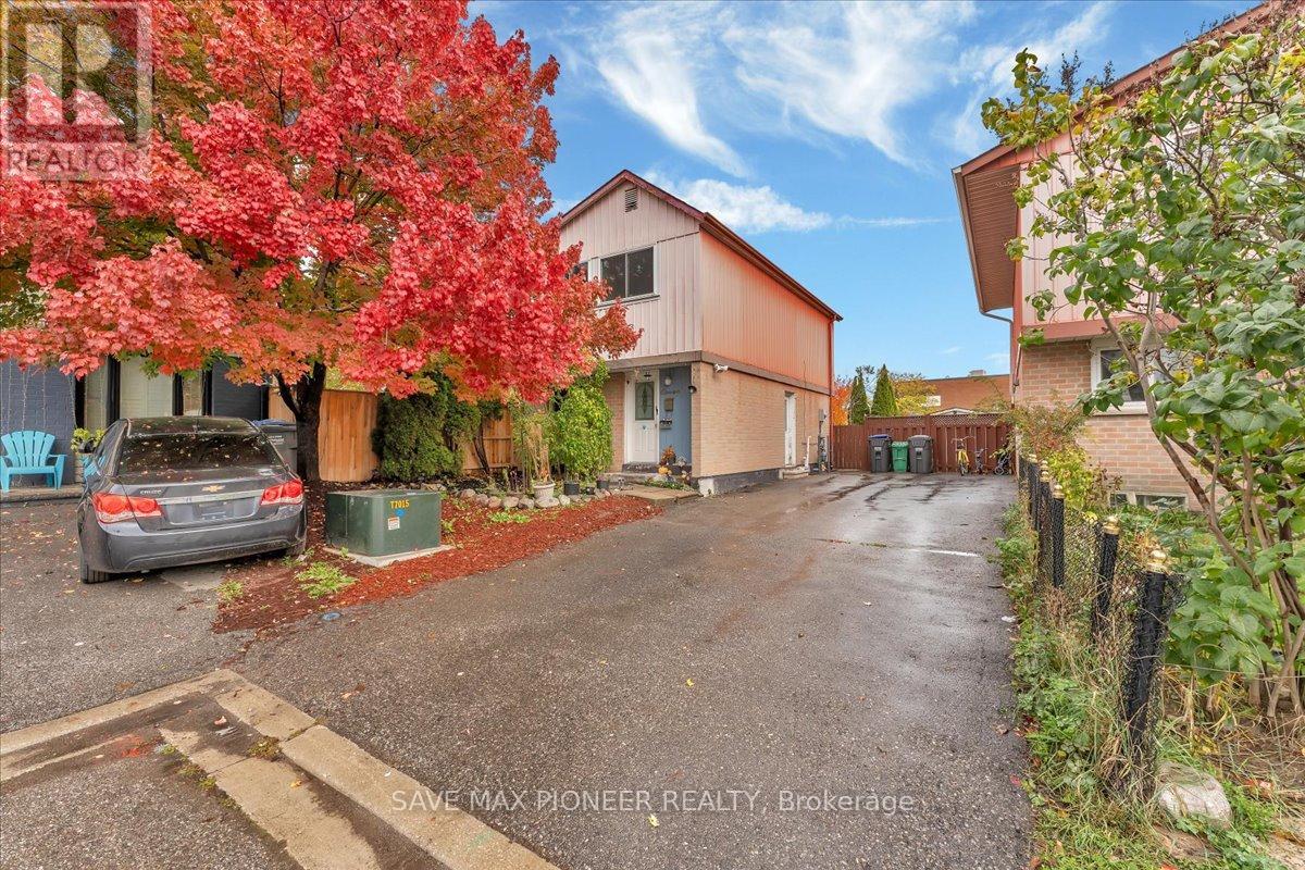 11 Great Oak Court, Brampton, Ontario  L6S 2J9 - Photo 3 - W12656894