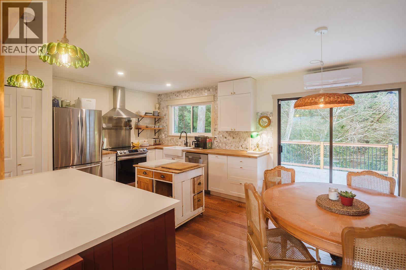 1453 Davidson Road, Gibsons, British Columbia  V0N 1V6 - Photo 11 - R3075331