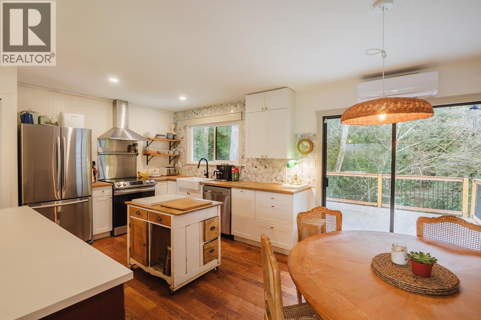 1453 Davidson Road, Gibsons, British Columbia  V0N 1V6 - Photo 14 - R3075331