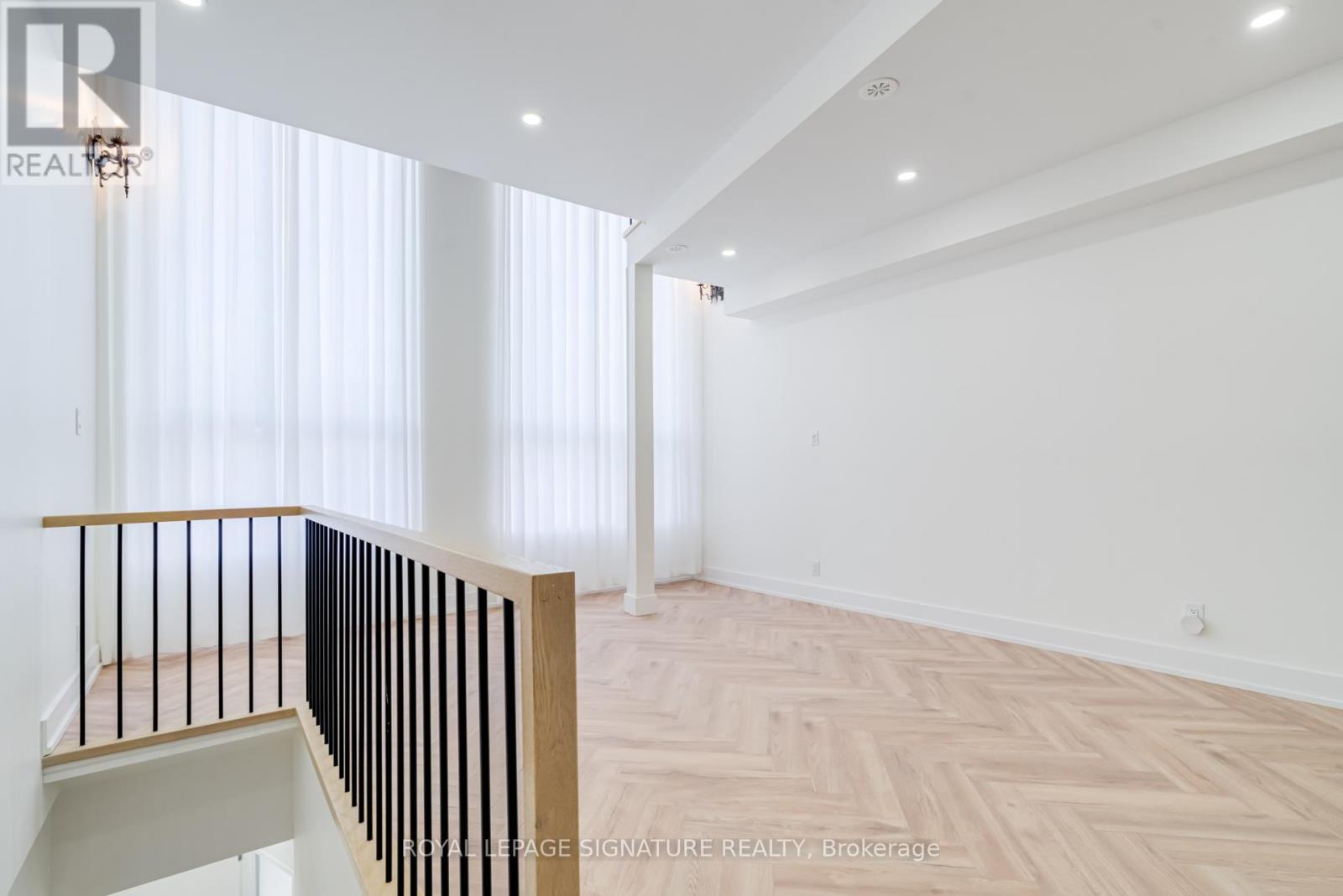 2 - 861 O'connor Drive E, Toronto, Ontario  M4B 2S7 - Photo 2 - E12656990