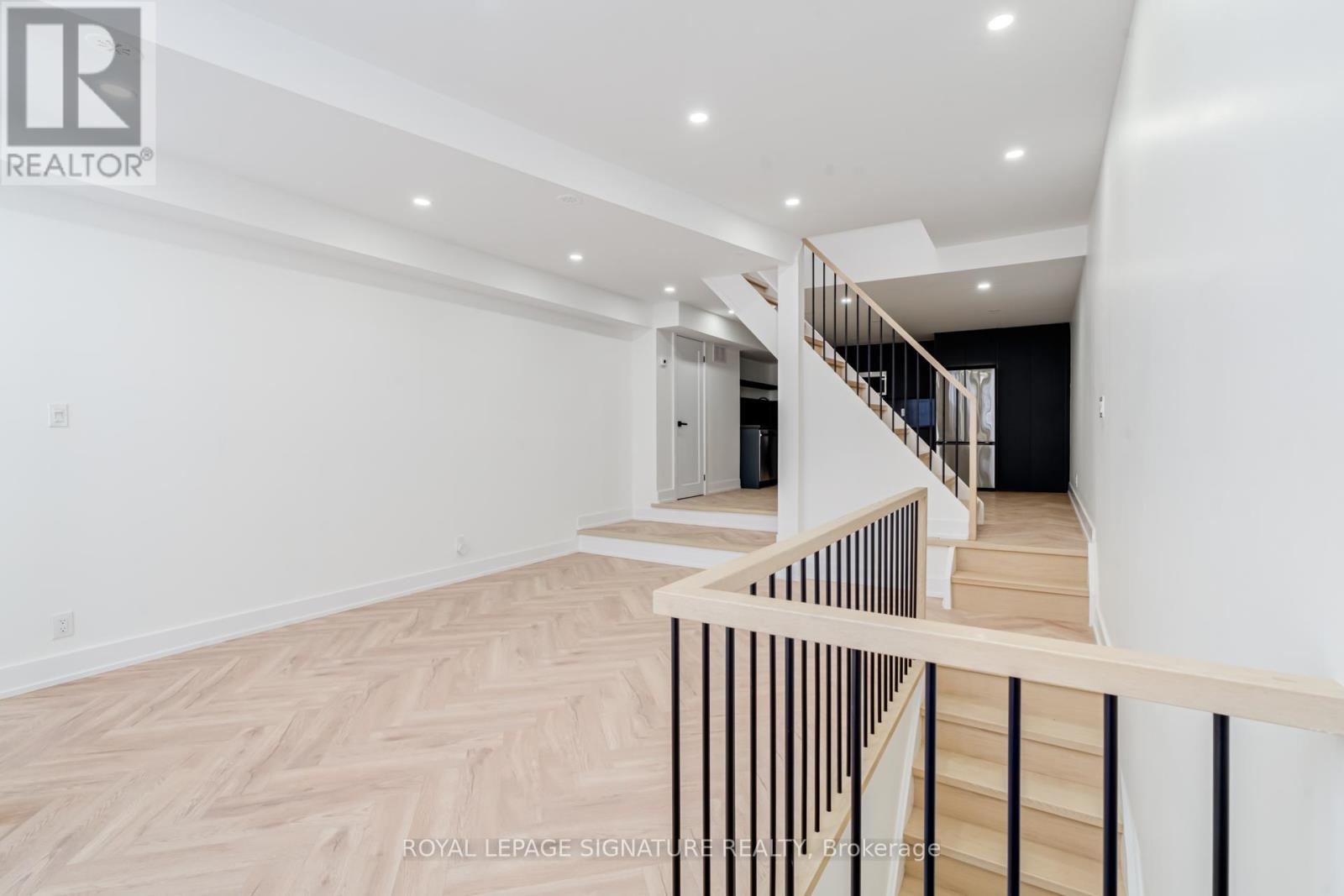 2 - 861 O'connor Drive E, Toronto, Ontario  M4B 2S7 - Photo 4 - E12656990