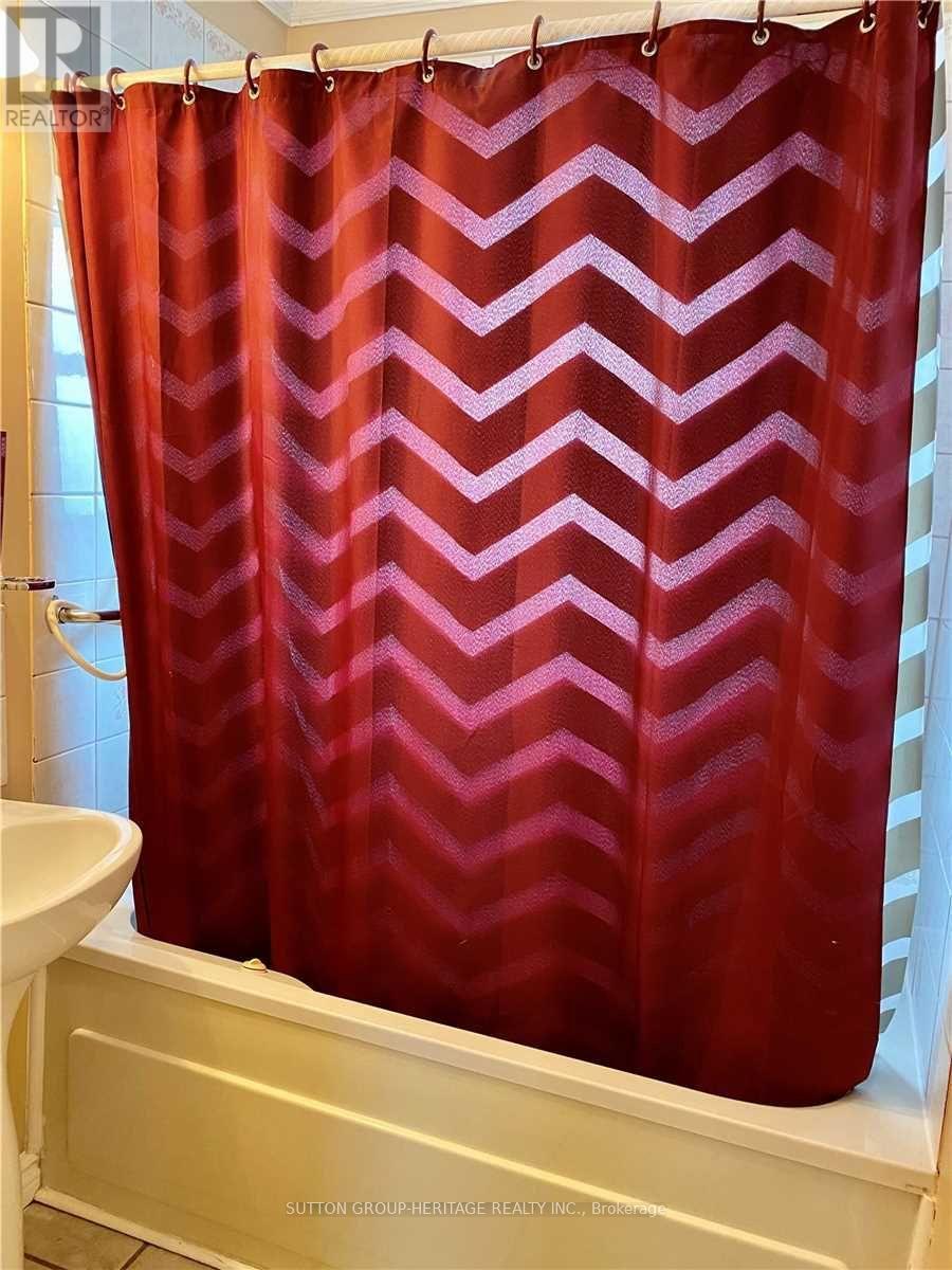 49 Grassmere Court, Oshawa, Ontario  L1H 3X3 - Photo 10 - E12657008