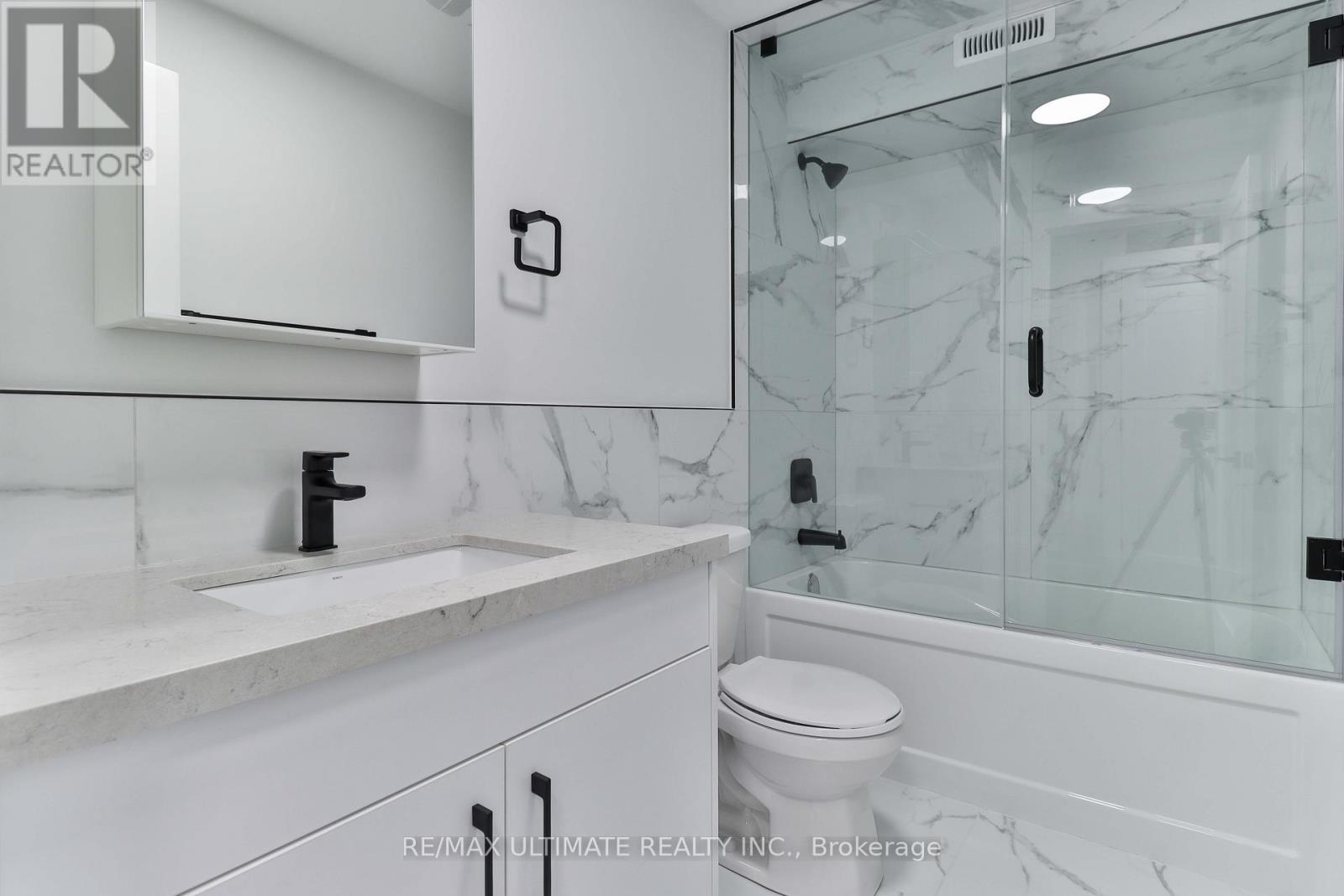 2nd Floor - 6 Chudleigh Road, Toronto, Ontario  M6E 1Y8 - Photo 18 - W12657028