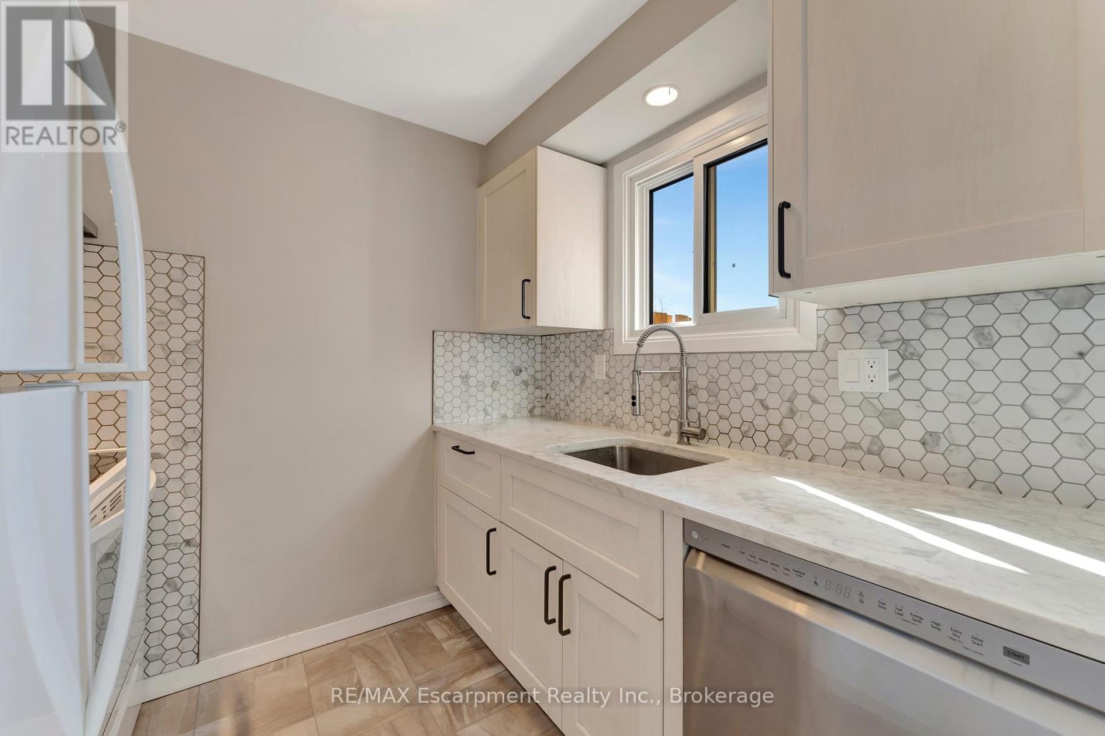 15 - 165 Green Valley Drive, Kitchener, Ontario  N2P 1K3 - Photo 7 - X12657088