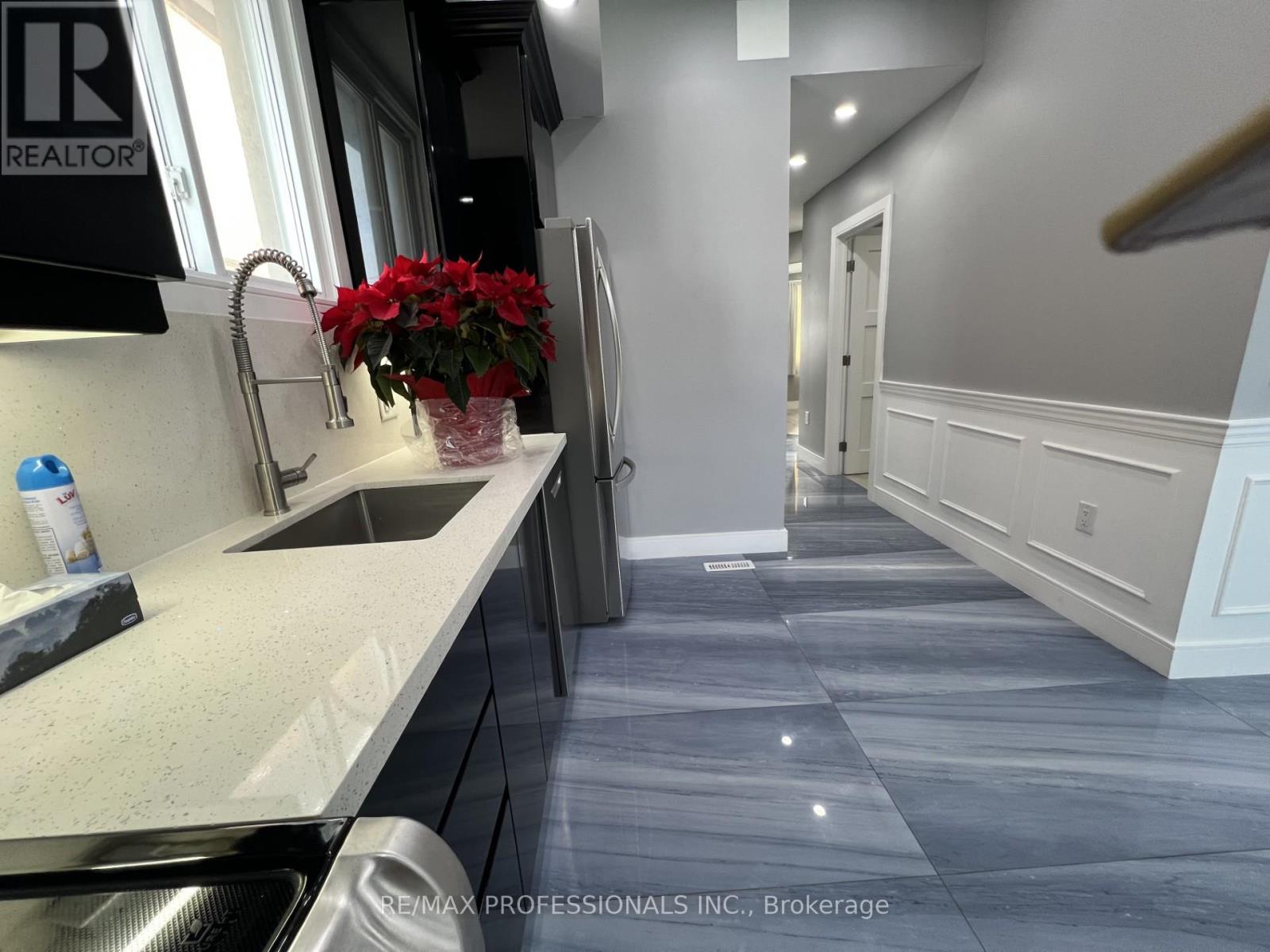 53 Regent Road, Toronto, Ontario  M3K 1G8 - Photo 4 - W12656984