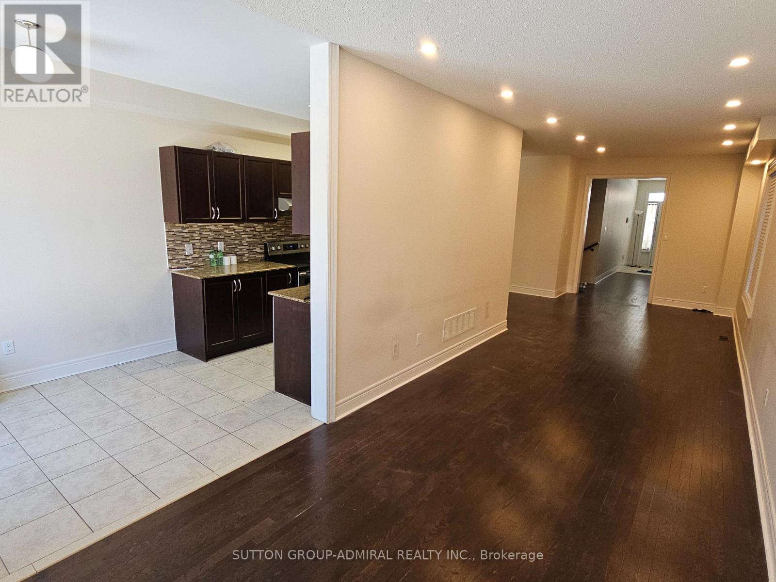 63 Collin Court, Richmond Hill, Ontario  L4E 0X7 - Photo 10 - N12657192