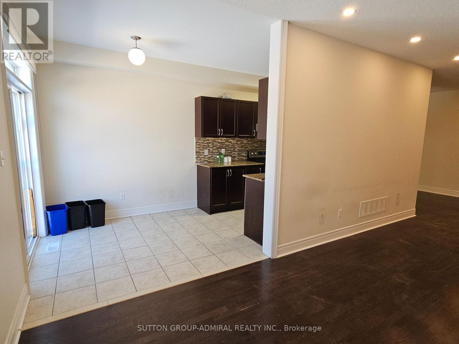 63 Collin Court, Richmond Hill, Ontario  L4E 0X7 - Photo 14 - N12657192