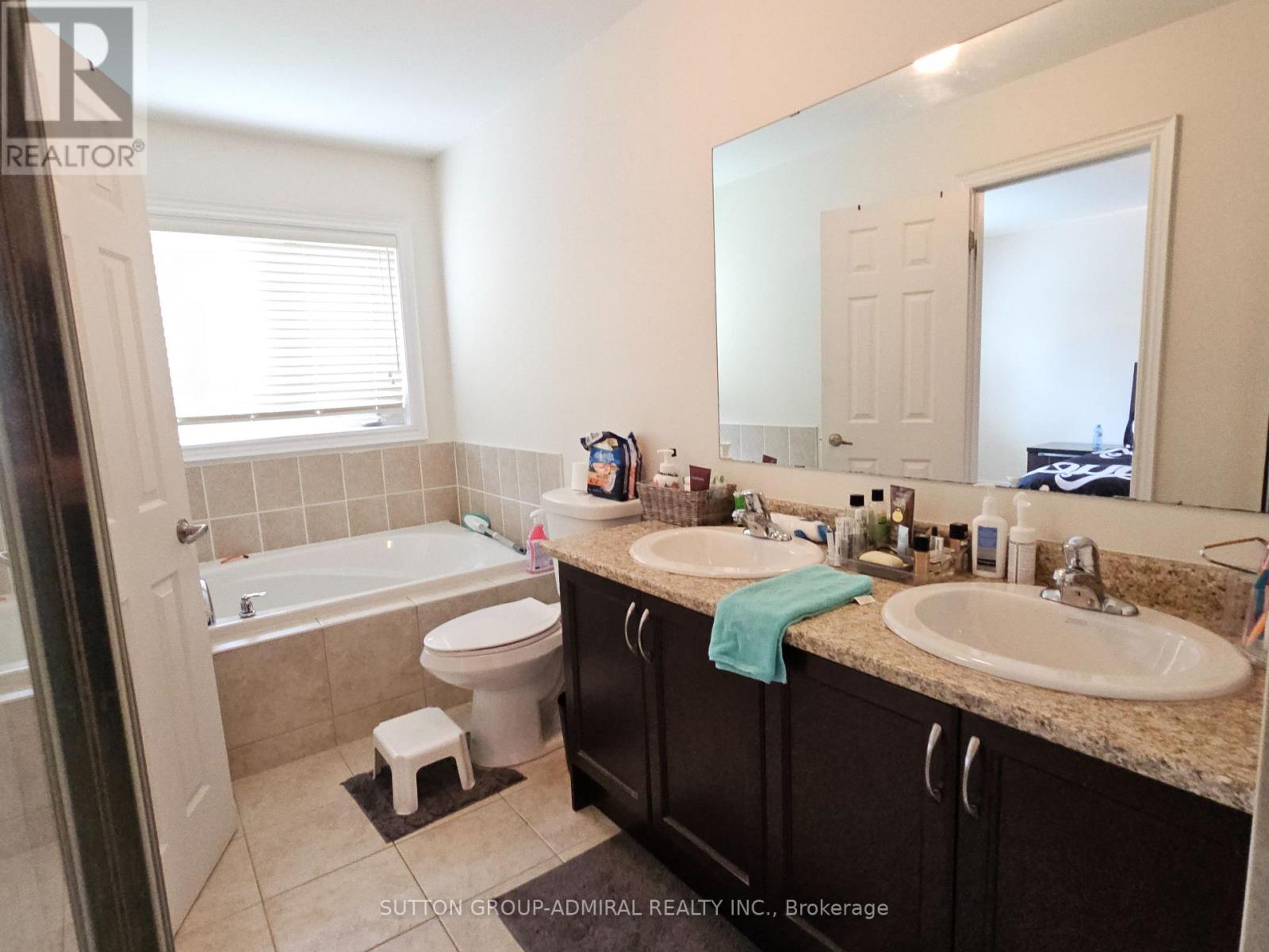 63 Collin Court, Richmond Hill, Ontario  L4E 0X7 - Photo 26 - N12657192