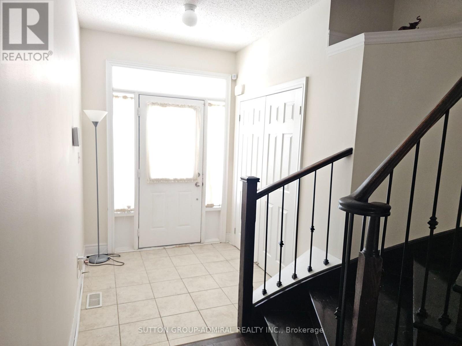 63 Collin Court, Richmond Hill, Ontario  L4E 0X7 - Photo 8 - N12657192