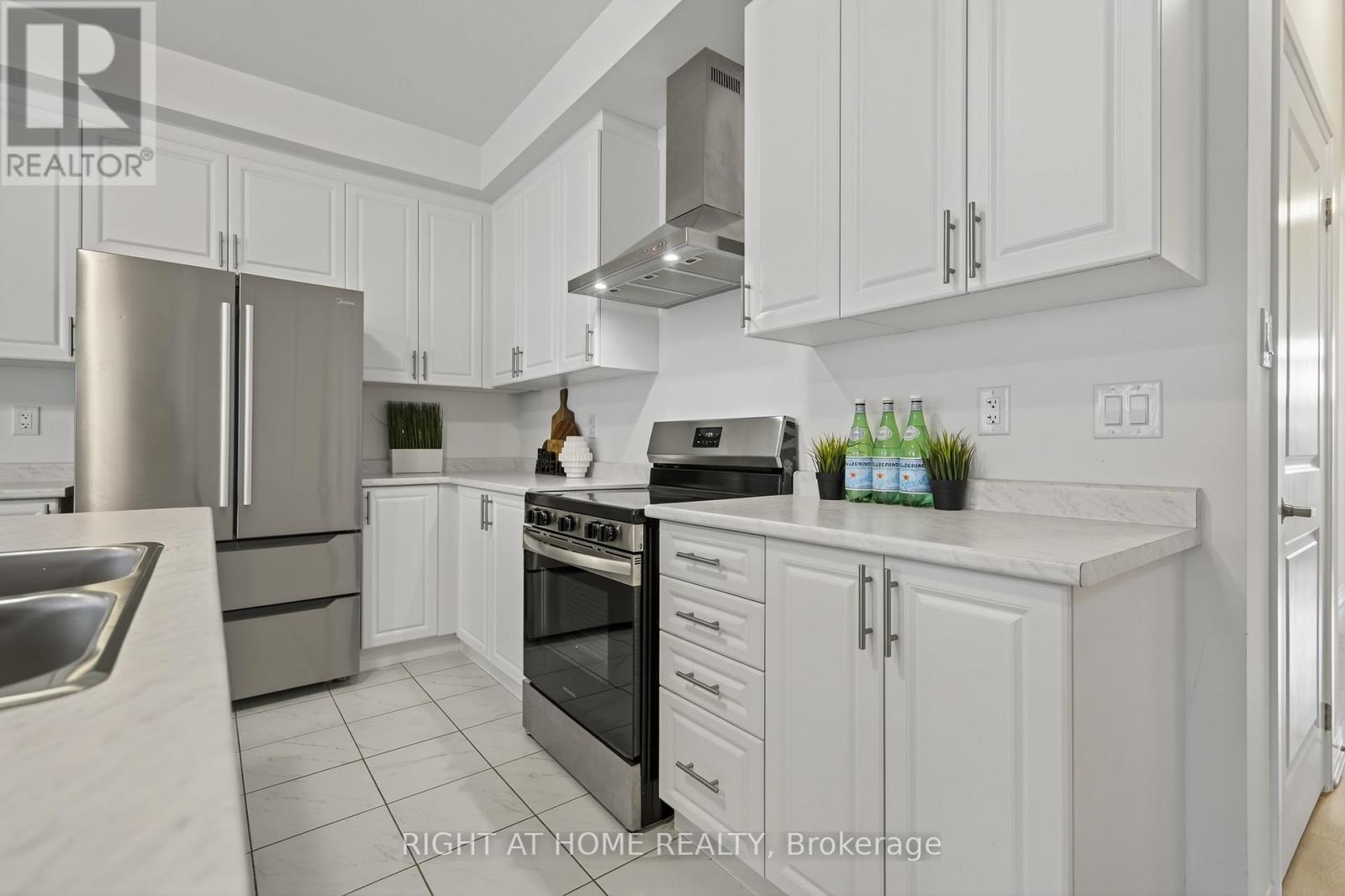 86 West Oak Trail, Barrie, Ontario  L9J 0K8 - Photo 9 - S12657096