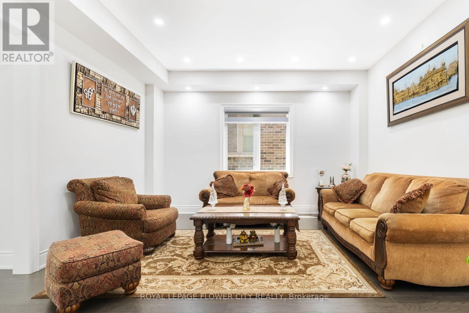 48 James Walker Avenue, Caledon, Ontario  L7C 4M8 - Photo 5 - W12657064