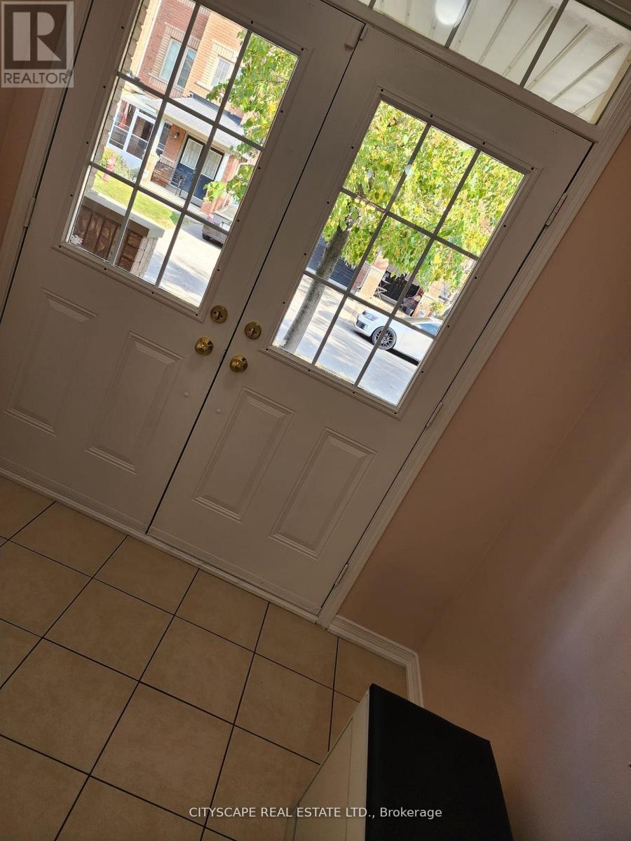 94 Unionville Crescent, Brampton, Ontario  L6P 2Z4 - Photo 4 - W12657156