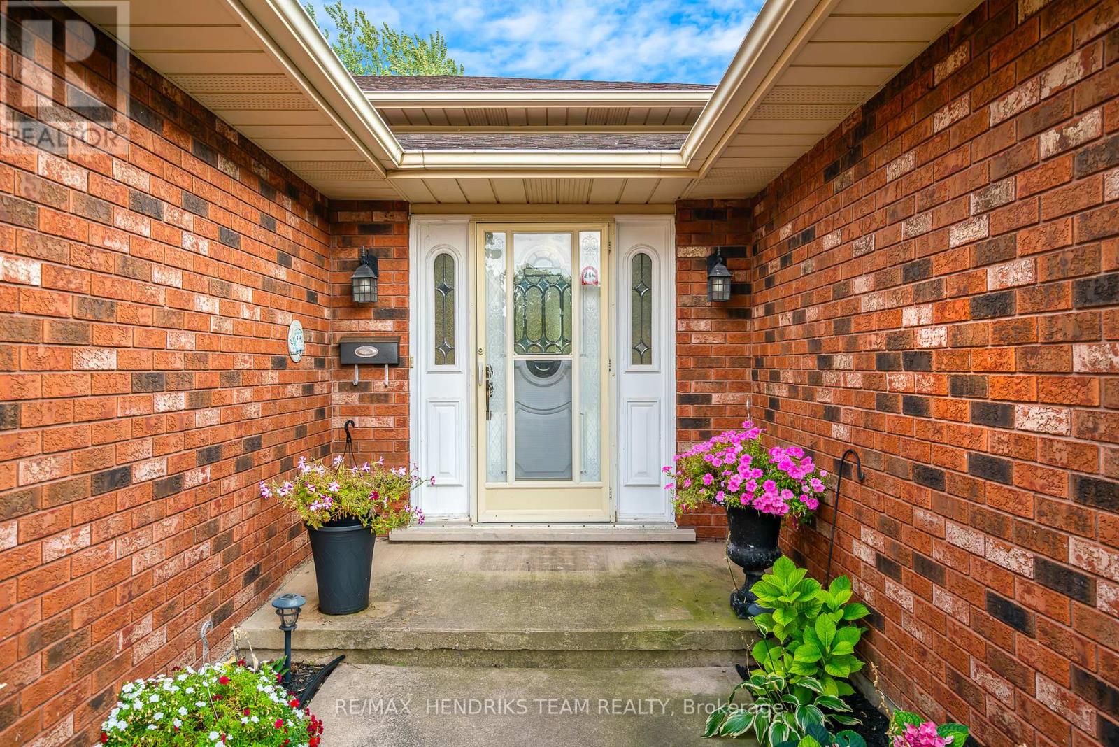 3688 Cardinal Drive, Niagara Falls, Ontario  L2H 2Y1 - Photo 2 - X12657228