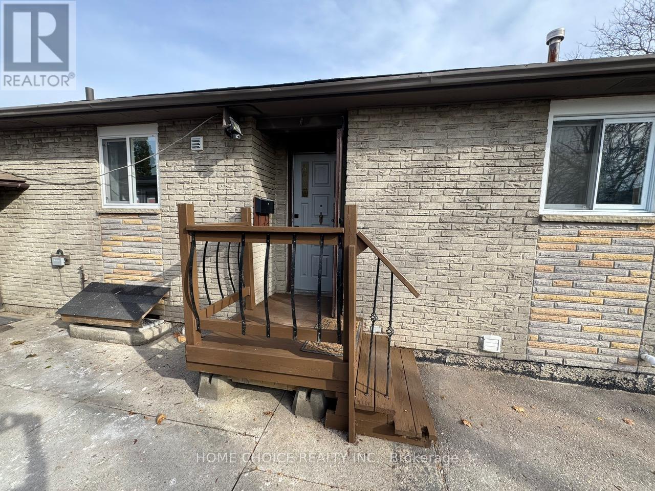 12 Sultan Pool Drive, Toronto, Ontario  M9V 4H2 - Photo 5 - W12657218