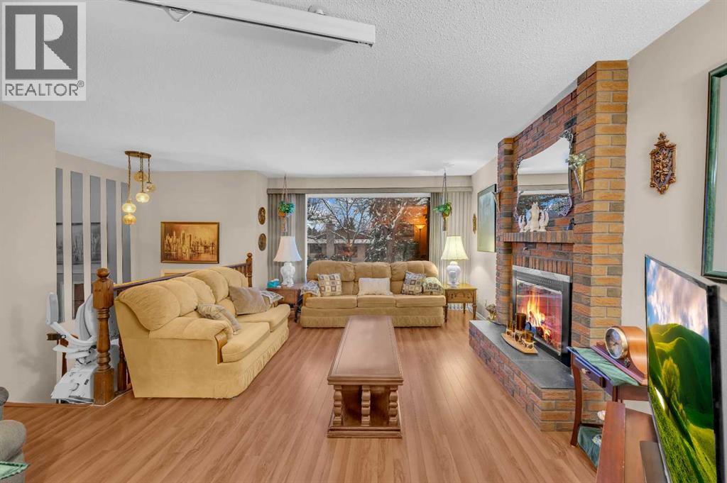 11 Berwick Close Nw, Calgary, Alberta  T3K 1C3 - Photo 6 - A2273062