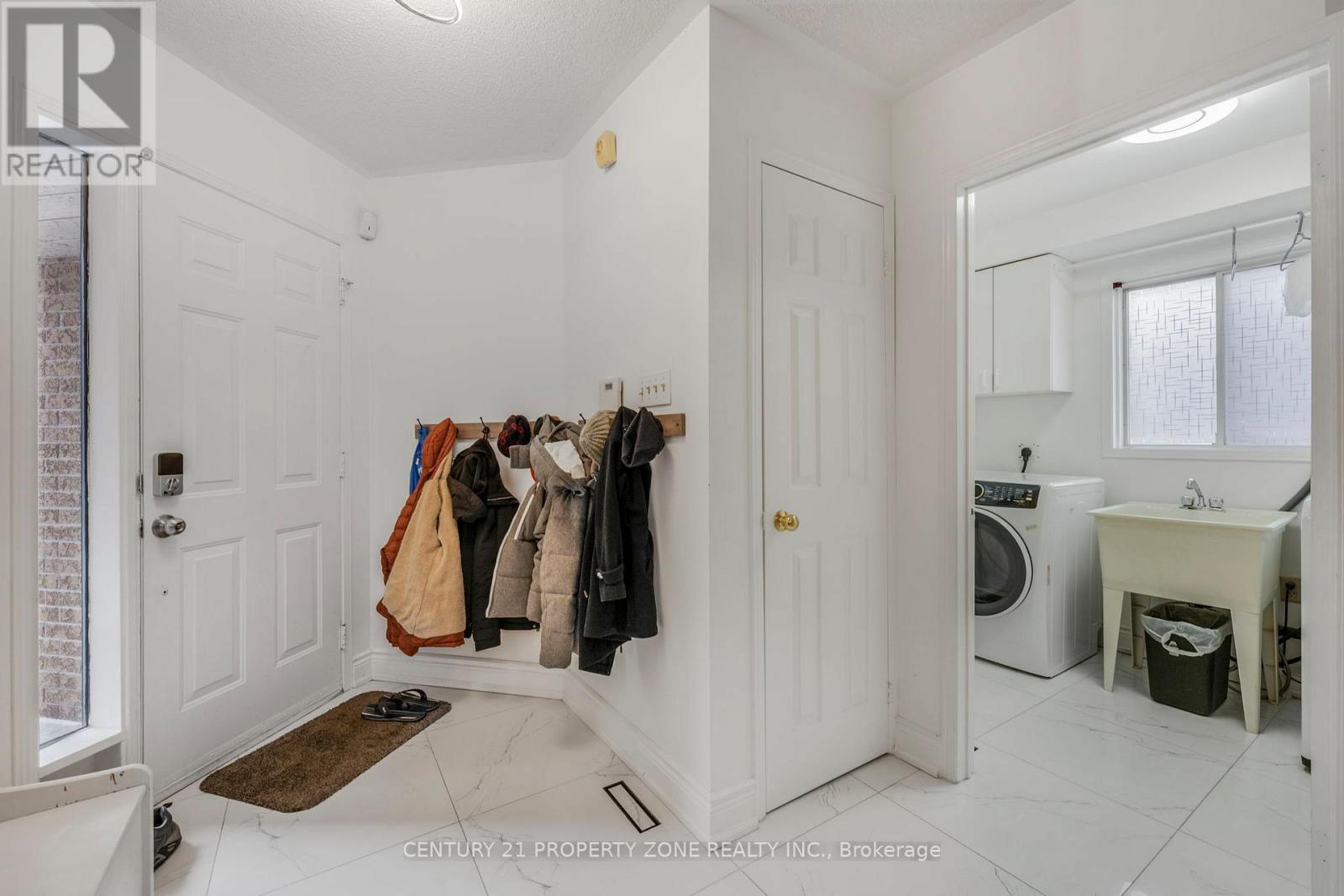 59 Richwood Crescent, Brampton, Ontario  L6X 4K7 - Photo 3 - W12651588