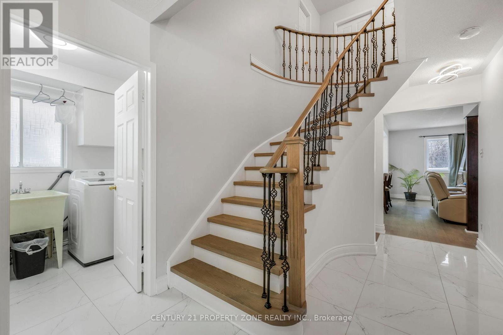 59 Richwood Crescent, Brampton, Ontario  L6X 4K7 - Photo 4 - W12651588