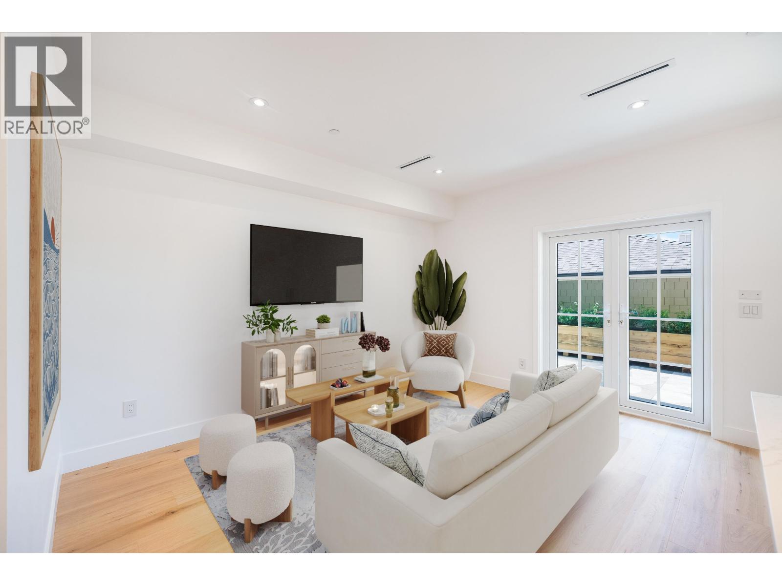 265 W 6th Street, North Vancouver, British Columbia  V7M 1K7 - Photo 3 - R3075452