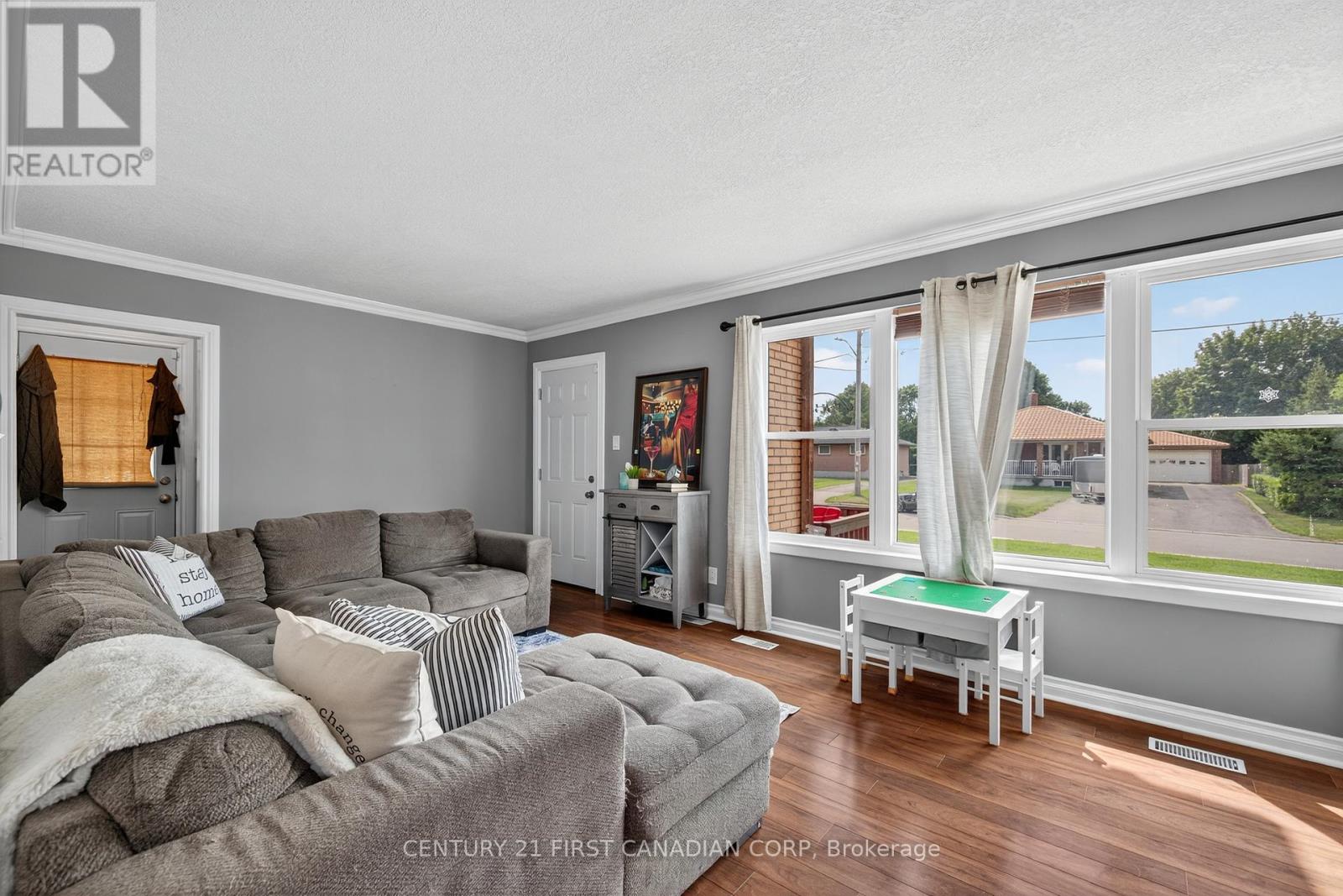 204 Burnside Drive, London East, Ontario  N5V 1B7 - Photo 3 - X12317660