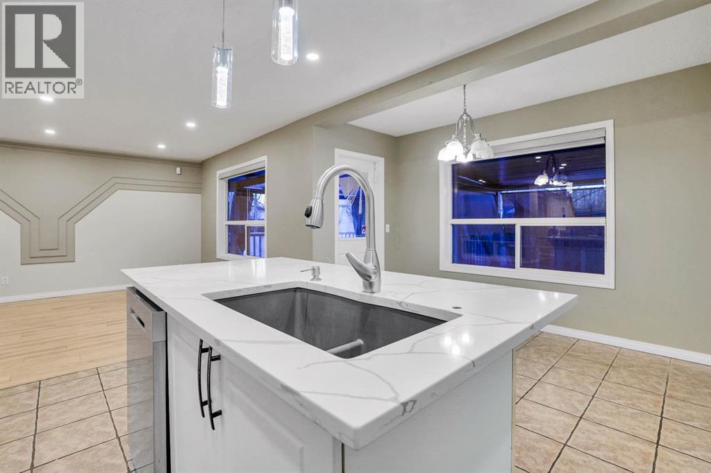 58 Lakeview Bay, Chestermere, Alberta  T1X 1G9 - Photo 5 - A2276330