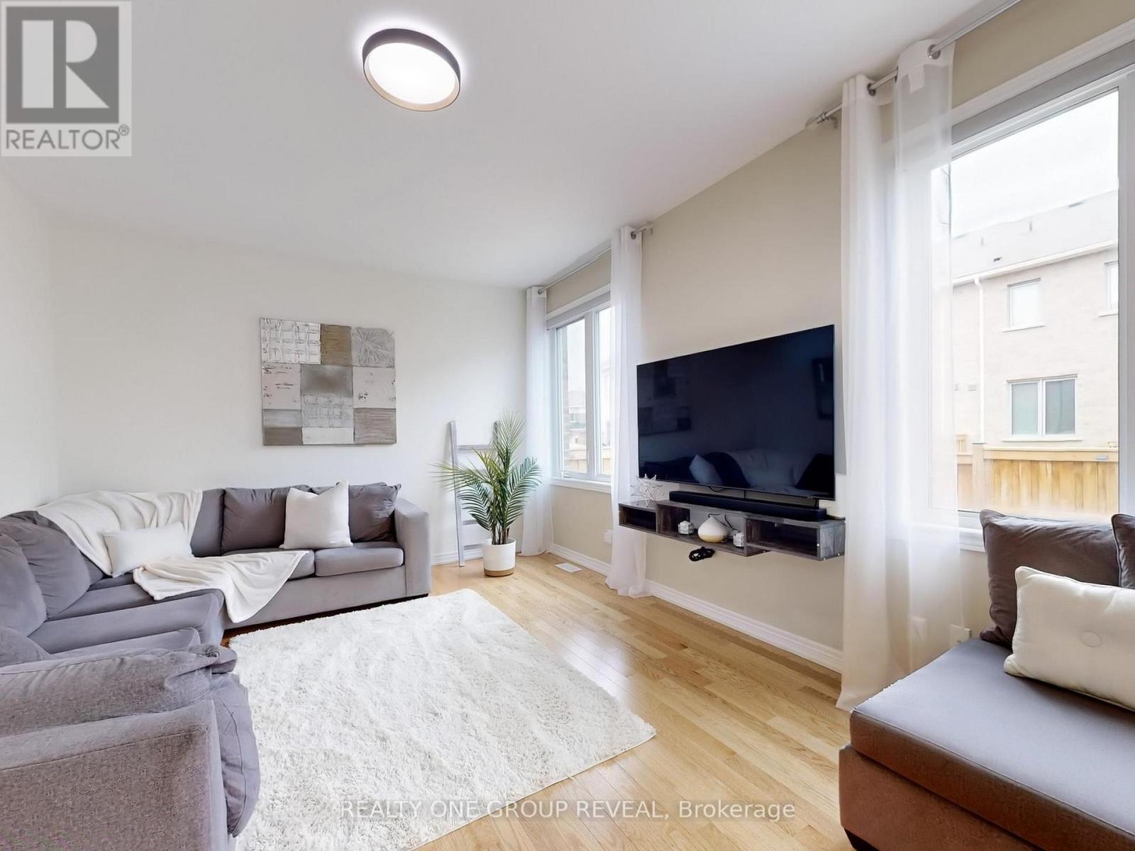 58 Busato Drive, Whitchurch-Stouffville, Ontario  L4A 4V4 - Photo 6 - N12454645