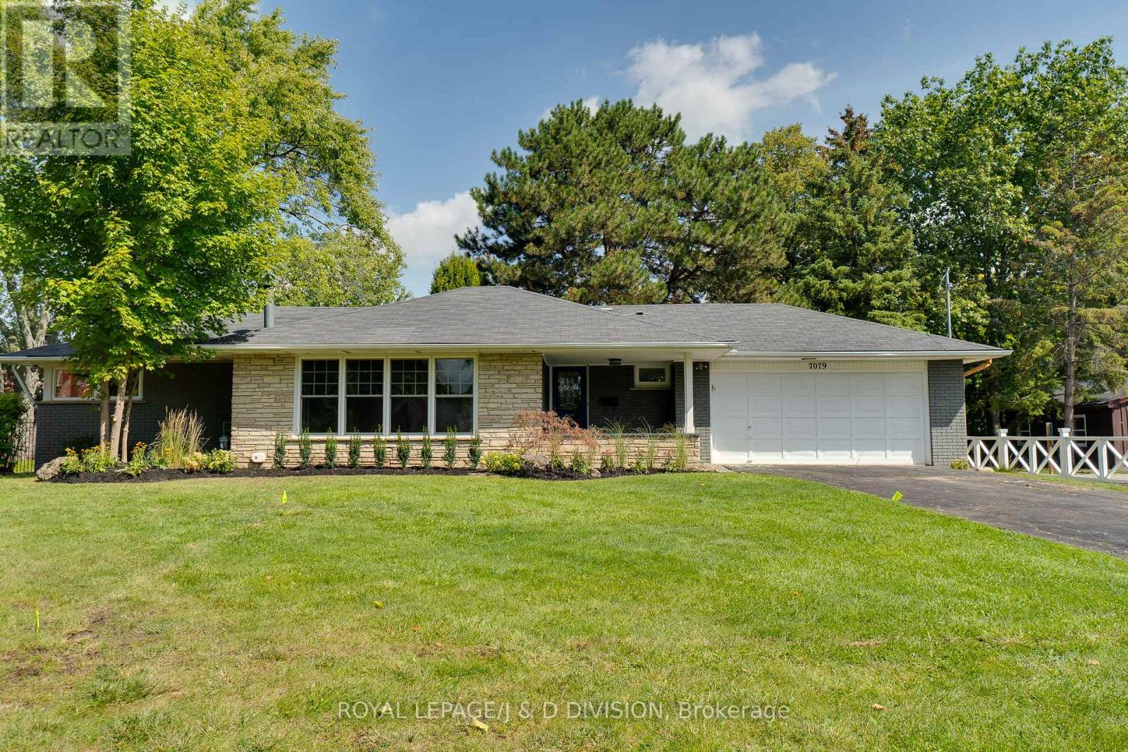 7079 Second Line W, Mississauga, Ontario  L5W 1A1 - Photo 2 - W12404501